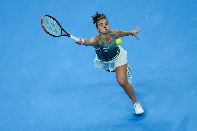 Un recupero di diritto in allungo di Jasmine Paolini (foto Getty Images)