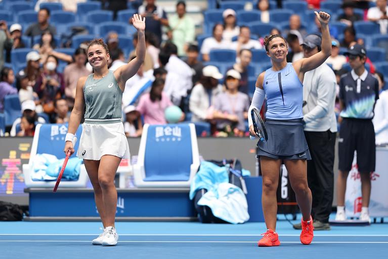 Jasmine Paolini e Sara Errani salutano il pubblico (foto Getty Images)