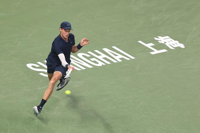 Jannik Sinner in corsa mentre colpisce un dritto (Getty Images)