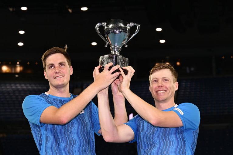 Henry Patten e Harri Heliovaara con il trofeo dell'Australian Open 2025 (Getty Images)