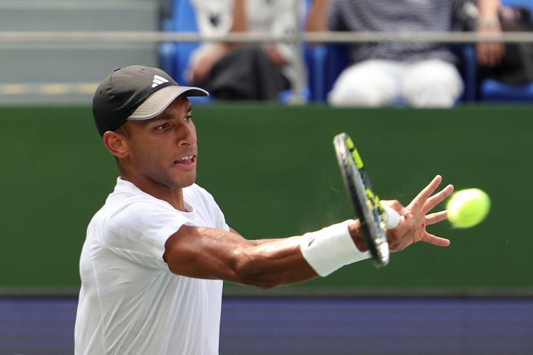 Auger-Aliassime esegue un dritto (Getty Images)