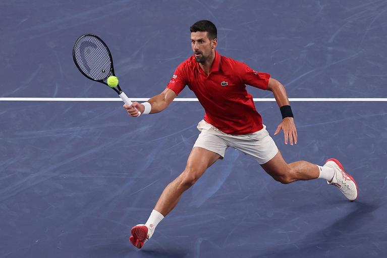 Djokovic in un colpo in allungo (Getty Images)