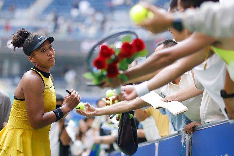 Naomi Osaka firma autografi ai fan (foto Getty Images)