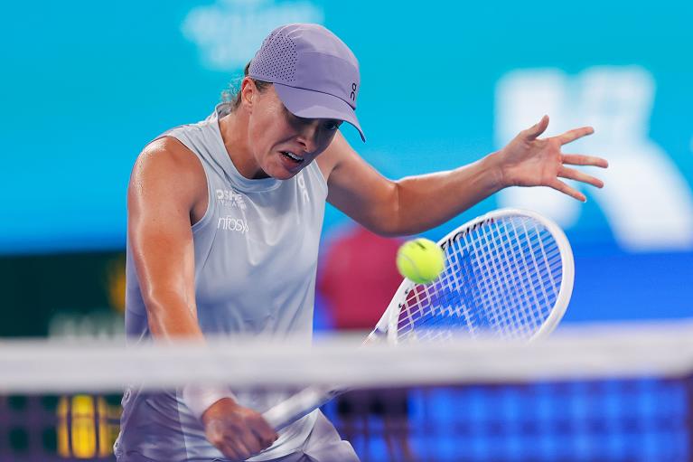 Iga Swiatek in azione sotto rete (foto Getty Images)