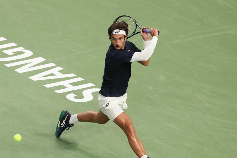 Lorenzo Musetti nel tentativo di eseguire un rovescio tagliato (Getty Images)