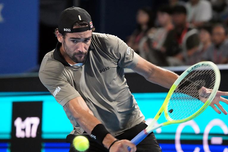 Matteo Berrettini colpisce di rovescio (foto Getty Images)