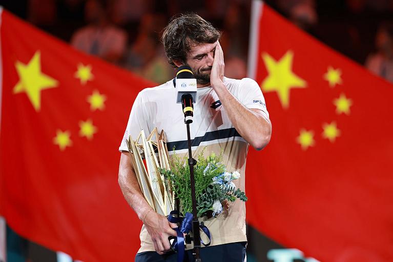 Valentin Vacherot con il trofeo vinto a Shanghai (Getty Images)