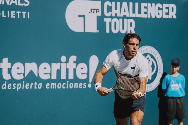 Enrico Dalla Valle al servizio (foto Serafini)