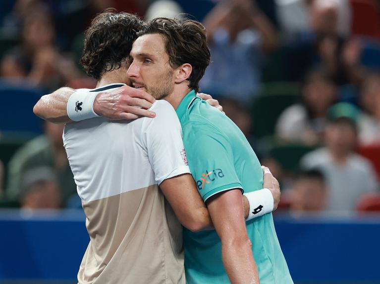 L'abbraccio tra Valentin Vacherot e Arthur Rinderknech dopo la finale a Shanghai