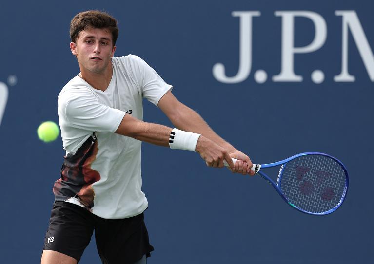Luca Nardi esegue un rovescio (Getty Images)
