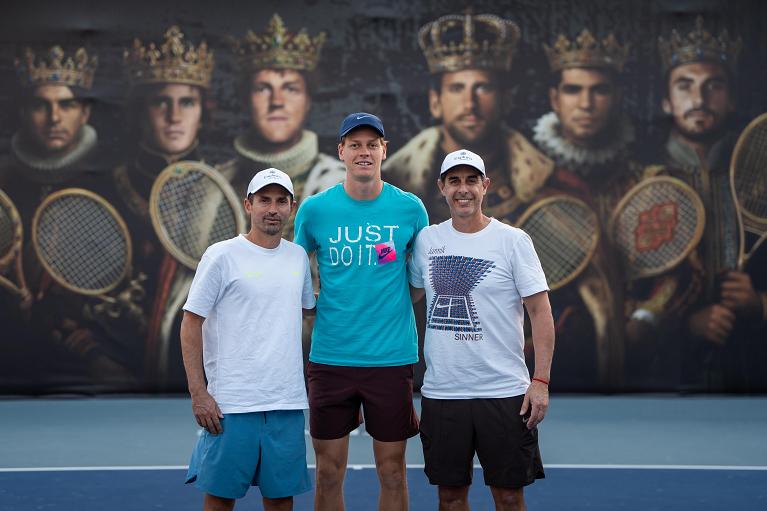 Al centro Jannik Sinner, a sinistra il coach Simone Vagnozzi e a destra il preparatore Alejandro Resnicoff (Foto Riyadh Season)