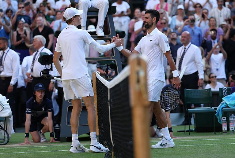 La stretta di mano tra Jannik Sinner e Novak Djokovic a Wimbledon 2025 (Getty Images)