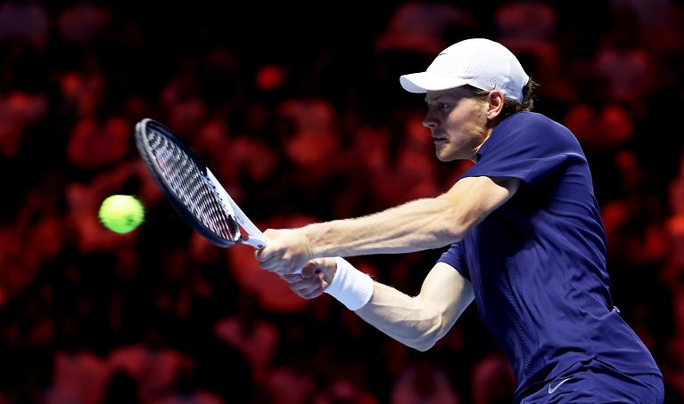 Il rovescio di Jannik Sinner in azione al Six Kings Slam (Getty Images)