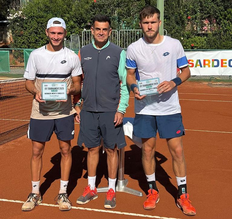Nella foto: il direttore del torneo Alessandro Porcu premia il vincitore Gianluca Cadenasso e il finalista Martin Krumich