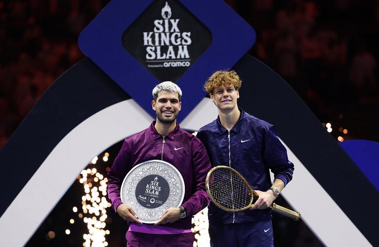 Jannik Sinner e Carlos Alcaraz nella premiazione del Six Kings Slam 2025 (Getty Images)
