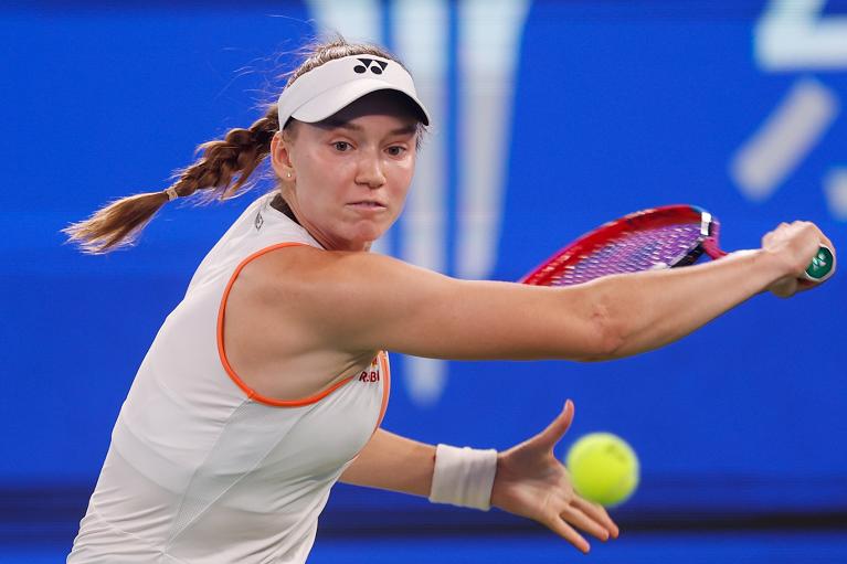 Elena Rybakina colpisce di rovescio (foto Getty Images)