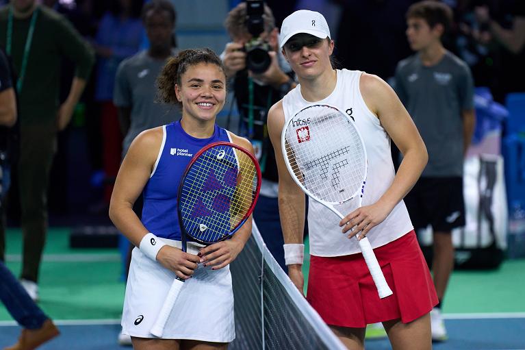 Jasmine Paolini ed Iga Swiatek alle Billie Jean King Cup Finals 2024 a Malaga (Foto Gerry Images)