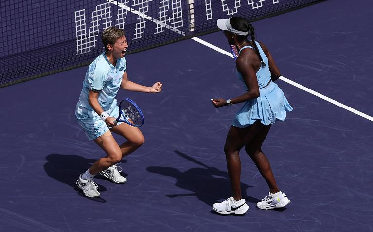 Demi Schuurs e Asia Muhammad festeggiano la vittoria (foto Getty Images)