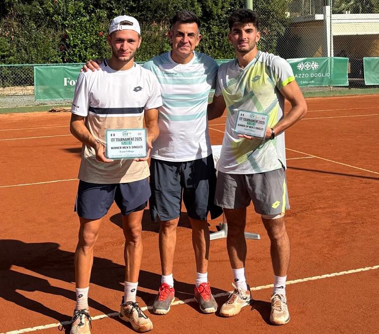 Il direttore del torneo Alessandro Porcu tra il vincitore Gianluca Cadenasso e il finalista Filippo Moroni