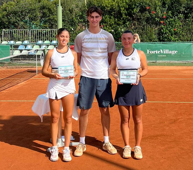 Nella foto: premiazione per la finalista Giorgia Pedone e per la vincitrice Lisa Pigato