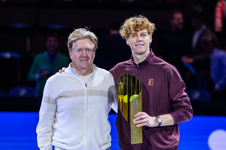 Jannik Sinner e il padre durante la cerimonia di premiazione a Vienna (Getty Images)