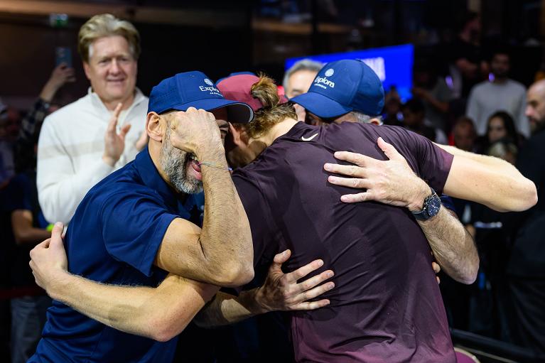 Jannik Sinner abbraccia il team dopo la finale a Vienna (Getty Images)