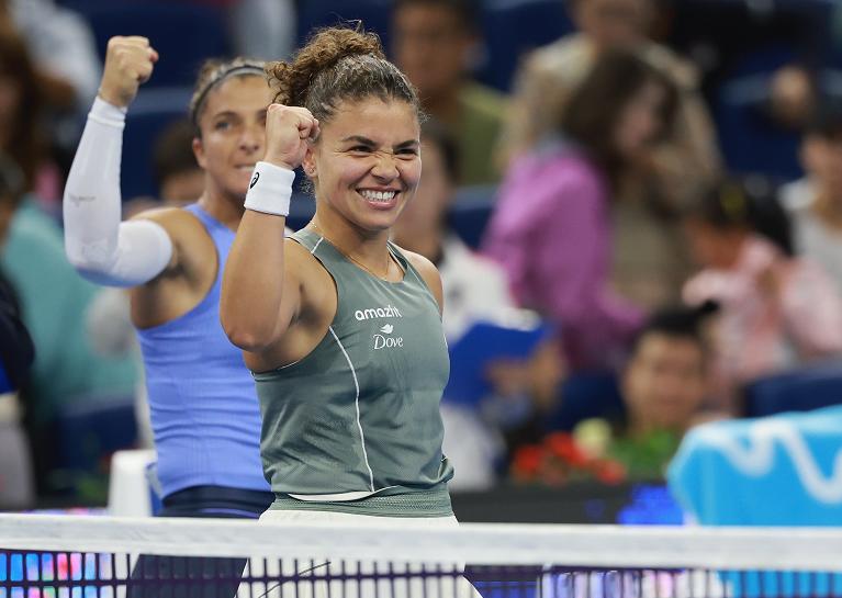 Tutta la grinta di Sara Errani e Jasmine Paolini (foto Getty Images)  - MODIFICATA