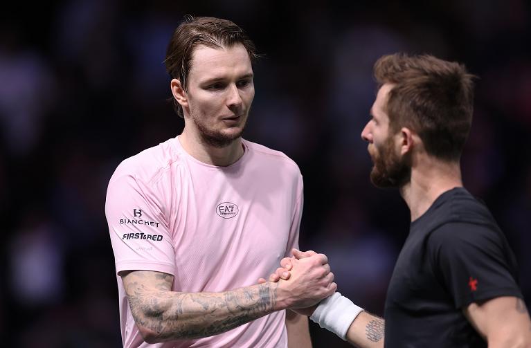 La stretta di mano tra Bublik e Moutet (foto Getty Images)