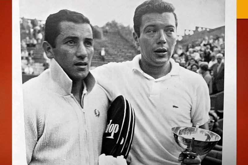 /media_contents/news/185328/list/preview_medium_200528-Nicola-Pietrangeli-con-il-trofeo-del-Roland-Garros-1960-e-il-suo-avversario-in-finale-il-cile.jpg