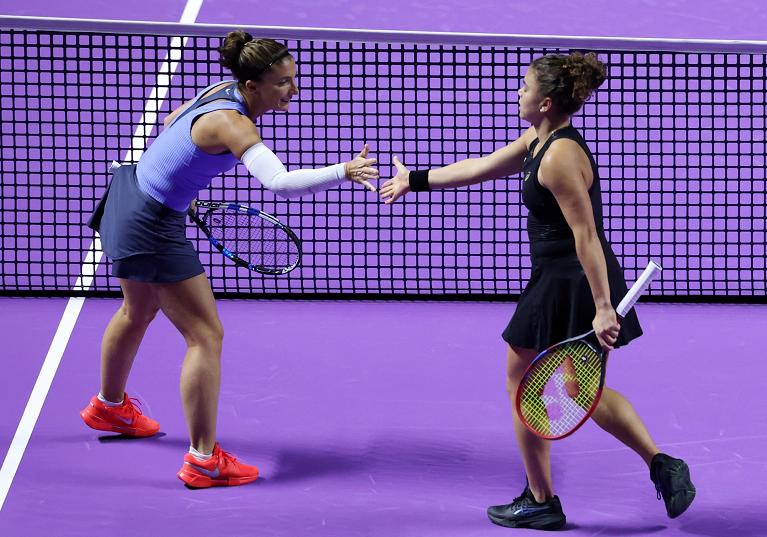 Sara Errani e Jasmine Paolini si scambiano il