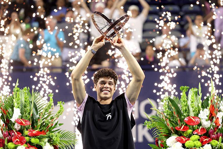 Ben Shelton con il suo primo trofeo Masters 1000 vinto a Toronto 2025 (foto Getty Images)