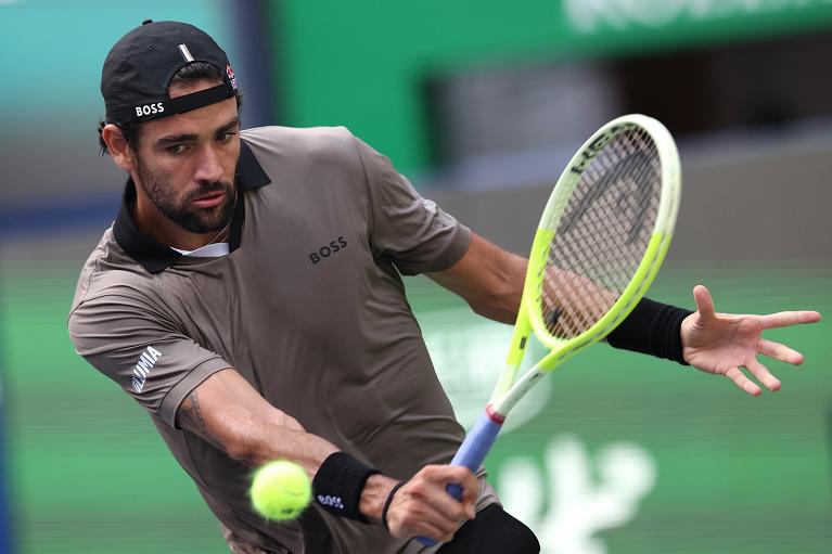 Matteo Berrettini colpisce di rovescio (foto Getty Images)