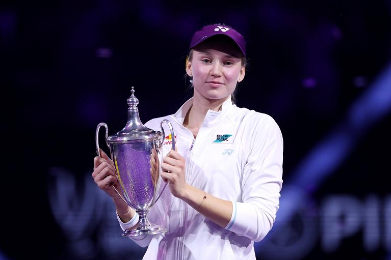 Rybakina col trofeo delle WTA Finals 2025 (Getty Images)