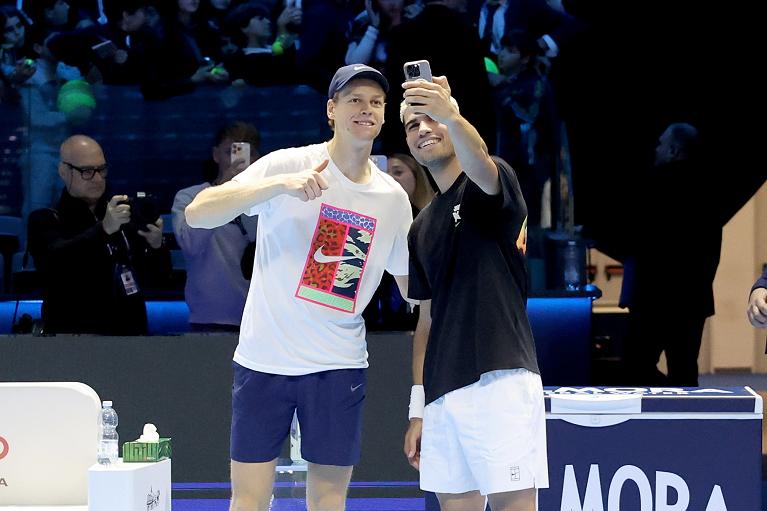 Nitto ATP Finals, Jannik Sinner e Carlos Alcaraz scattano un selfie con i tifosi sullo sfondo dopo l'allenamento alla Inalpi Arena  (Foto FITP)