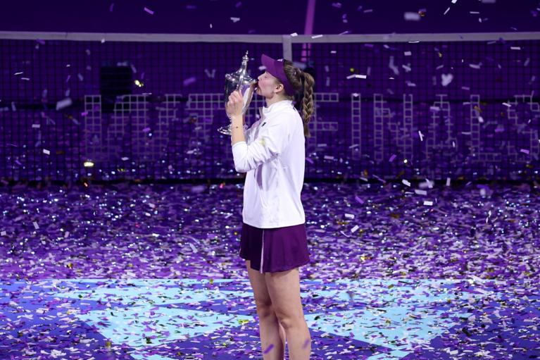Rybakina col trofeo delle WTA Finals 2025 (Getty Images)