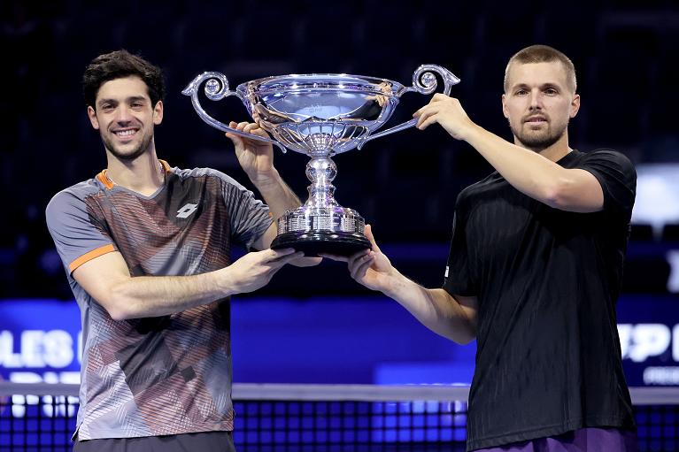 Julian Cash e Lloyd Glasspool con il trofeo di numeri 1 ATP di fine 2025 (Foto FITP)