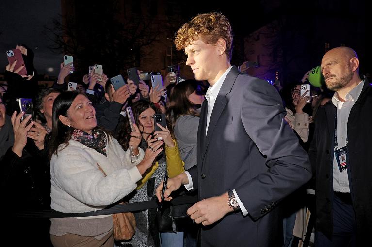 L'entusiasmo per Jannik Sinner al Blue Carpet delle Nitto ATP Finals 2025 (Foto FITP)