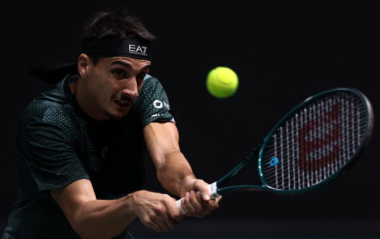 Lorenzo Sonego colpisce di rovescio (foto Getty Images)