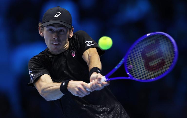 De Minaur esegue un rovescio alle Nitto ATP Finals (Getty Images)