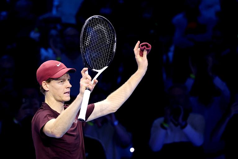 Jannik Sinner saluta il pubblico (Foto FITP)