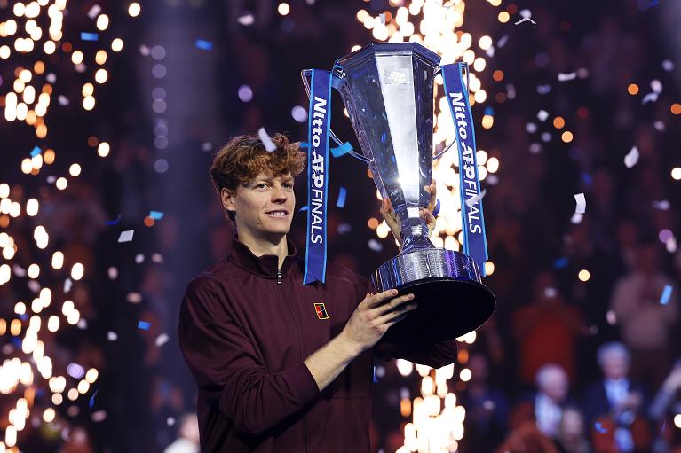 Jannik Sinner con il trofeo delle Nitto ATP FInals 2025 (Getty Images)