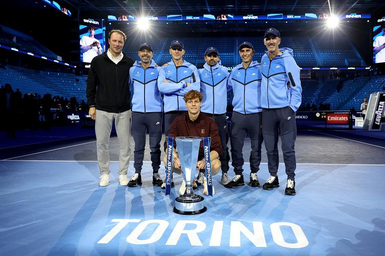 Jannik Sinner posa con il suo team ed il trofeo delle Nitto ATP Finals 2025 (foto FITP)