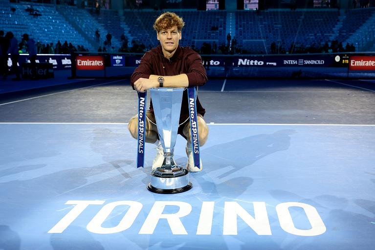 Jannik Sinner posa con il trofeo delle Nitto ATP Finals 2025 (foto FITP)