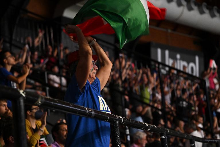 I tifosi italiani sulle tribune della Unipol Arena di Bologna in Coppa Davis (Foto Tullio Puglia)