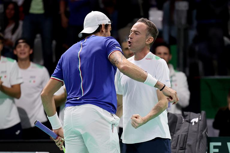 Matteo Berrettini abbraccia il capitano azzurro Filippo Volandri (foto FITP)