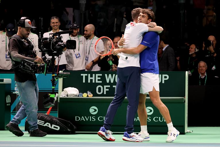 L'abbraccio tra Filippo Volandri e Flavio Cobolli in Coppa Davis (Foto FITP)