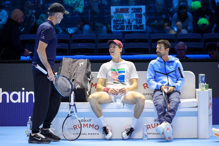 Un momento di relax tra Jannik Sinner, Simone Vagnozzi e Darren Cahill (Foto Fitp)