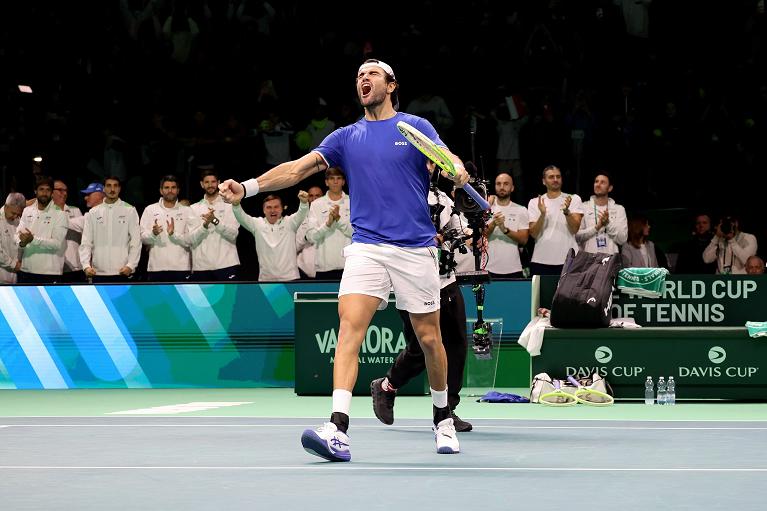 L'esultanza di Matteo Berrettini con la panchina azurra a festeggiare (foto FITP)