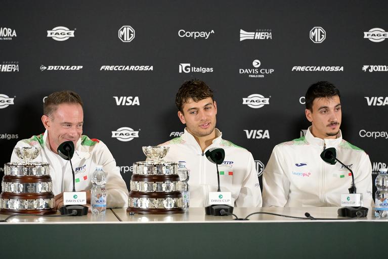 Volandri, Cobolli e Sonego in conferenza stampa dopo il trionfo in Coppa Davis (Foto FITP)