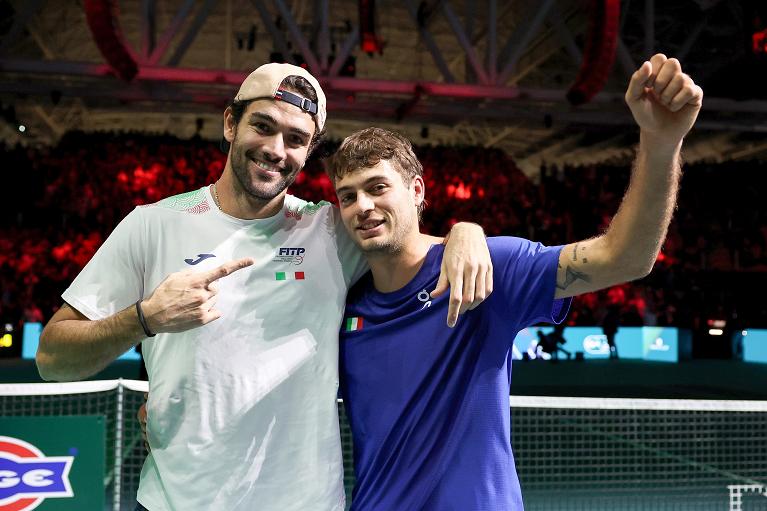 Matteo Berrettini e Flavio Cobolli festeggiano il titolo in Coppa Davis a Bologna (Foto FITP)